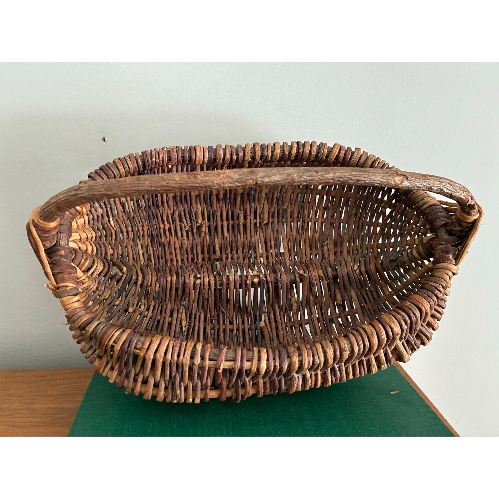 Vintage Handwoven Buttocks Basket – Primitive Rib Willow Gathering Basket with God’s Eye Knot Handle – Rustic Farmhouse Egg Basket Decor