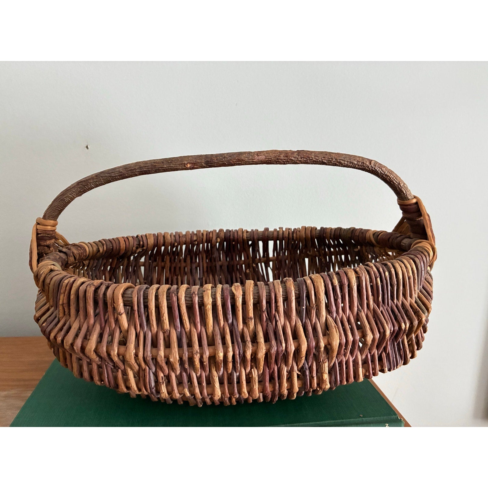 Vintage Handwoven Buttocks Basket – Primitive Rib Willow Gathering Basket with God’s Eye Knot Handle – Rustic Farmhouse Egg Basket Decor